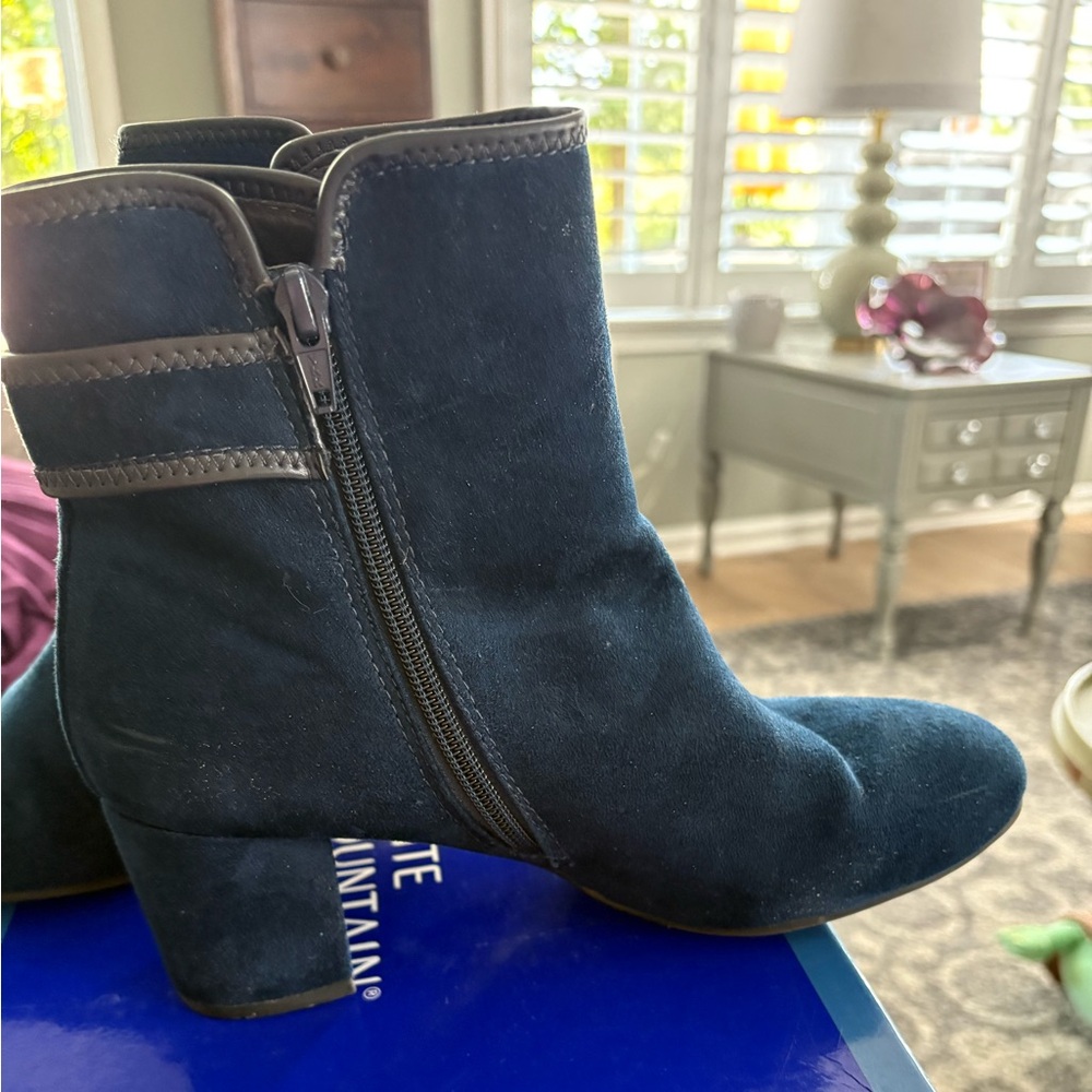 Elegant Navy Suede Ankle Boots size 9 - Picture 2 of 7